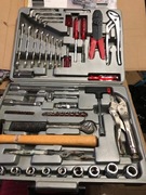 zestaw narzędzi w walizce