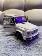 Replika figurka Mercedes AMG Biały Otwierane drzwi i bagażnik