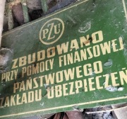 Tabliczka z okresu PRL.