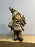 figurka bozonarodzeniowa 11cm 90 g chlopiec z choinką i prezentem  