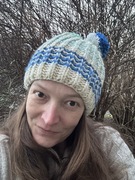 Czapka  z pomponem ręcznie robiona na drutach, unisex, biały + niebieski