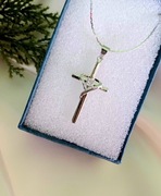 Srebrny naszyjnik- krzyżyk z wężem i cyrkonią