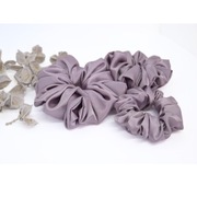 Komplet 3 gumek do włosów z satyny – jasny wrzos, elegancja i delikatność.