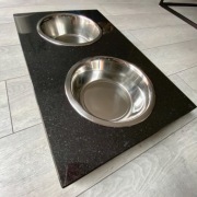 Kamienny Stojak z 2 miskami dla pupila 