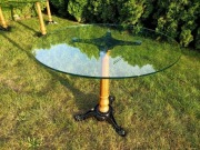 Stół szklany na żeliwnej nodze 