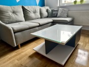 Stolik kawowy biało-szary z szafką i półkami na kółkach + szkło