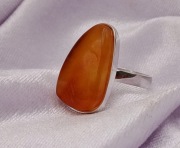 Srebrny pierścionek z bursztynem