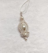 Naszyjnik-wisior sutasz w kolorze Ecru