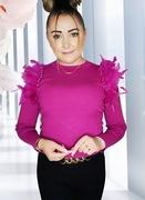 Śliczny sweterek zdobiony piórkami i koralikami