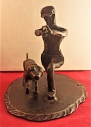 Stara metalowa rzeźba stojąca MYŚLIWY Z PSEM sygno