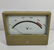 Woltomierz 250 V AC panelowy analogowy tablicowy PRL