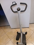 Steper do domowych treningów  liczy ilość kroków i czas treningu