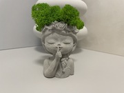 Dziewczynka betonowa z chrobotkiem