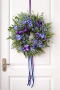 Wianek na drzwi chabry, niebieskie drobne kwiaty, irysy, kamelie eukaliptus