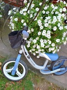 Rowerek biegowy Kinderkraft szary niebieski dla chlopca bez pedalow