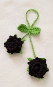Czarne różyczki wykonane na szydełku, brelok 