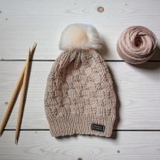 Czapka zimowa handmade beżowa 