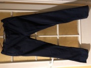 męskie spodnie w kolorze granatu