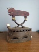 Stare żelazko z drewnianą rączką 