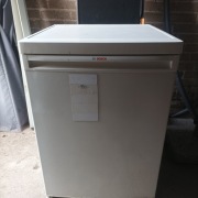 Niska pojemna lodówka z zamrażalnikiem.