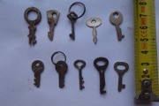 10 starych bardzo małych płaskich nietypowych kluczyków.Klucze. Zestaw2