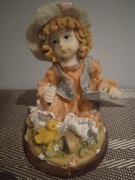 Figurka wykonana z żywicy, Dziewczynka 