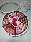 Pudełko prezentowe ze słodyczami, herbatą i mydlanymi różami