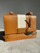 Torebka Guess Luxe ze skóry naturalnej, made in Italy, na ramię, brąz