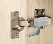 Automatyczna lampka instalowana na zawiasie szafki 