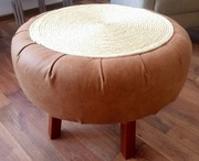 Stoliki kawowe z naturalnych materiałów.