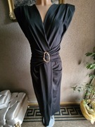 Długa sukienka czarna modelująca marszczenie klamra