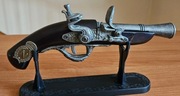 Replika pistoletu na stojaku 