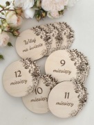 Zestaw 13 tabliczek (1x „Witaj na świecie” + 12 miesięcy) do zdjęć 