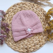 Czapka wełniana z kwiatkiem robiona na drutach ciepla welna rozowa 80 86