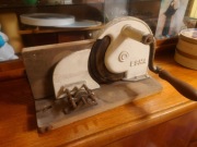 Zabytkowa ręczna krajalnica do chleba, maszynka do chleba