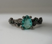 Czarny pierścionek z zielonym kamieniem 