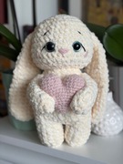 Szydełkowany króliczek handmade z serduszkiem – ecru