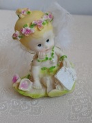 Figurka - aniołek w kwiatach z książką w ręce - wysokość 10,5 cm