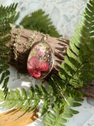 Wisiorek w oprawie stare złoto, czerwony kwiat