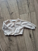 Next sweterek dziewczęcy niemowlęcy morelowy falbanka guziki 62 