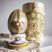 Złota pisanka Glamour na podstawce + Ozdobne Pudełko PREZENT