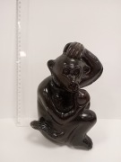 Figurka małpa z owocem rzeźba drewno egzotyczne heban 20cm