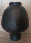 Czarny kamionkowy wazon początek 21 wieku