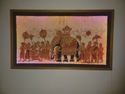 "Batik" oprawione w drewnie na matowej szybie z podświetleniem LED