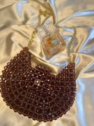 Torebka handmade z kryształków z łańcuszkiem złotym – brązowa, elegancka