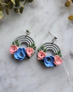 Okrągłe kolczyki z gliny polimerowej z niebieskimi oraz różowymi kwiatami