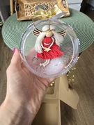 Aniołek w bombce z makramy 