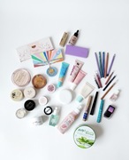 Duży zestaw kosmetyków do makijażu i pielęgnacji, akcesoria