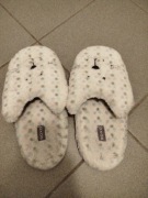 Białe wygodne kapcie 