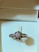 Pierścionek ze złota z diamentami